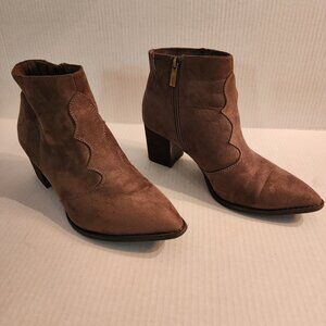 Comfortview Women's Brown Suede Western Style Ankle Bootie
